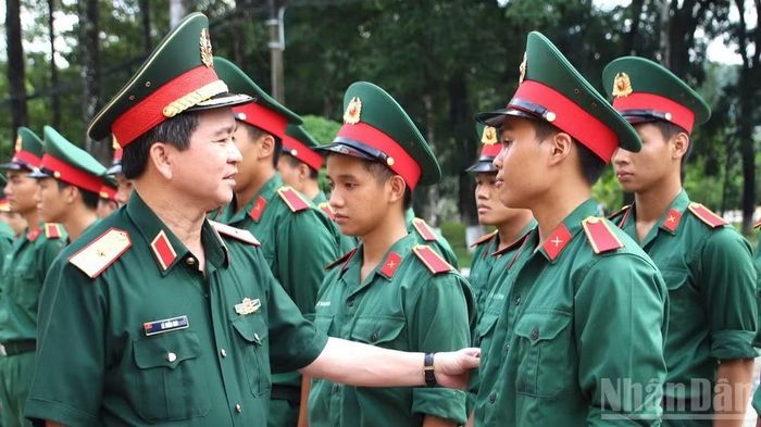 Thiếu tướng, Tiến sĩ Lê Khắc Huy, Phó Chính ủy nhà trường động viên học viên Khóa 76 đại học quân sự được tuyển chọn đi đào tạo tại Trường Sĩ quan Lục quân 1.