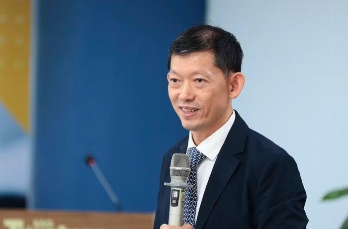 Tiến sĩ, bác sĩ Dương Huy Lương, Phó Cục trưởng Cục Quản lý Khám, chữa bệnh, Bộ Y tế phát biểu tại tọa đàm. (Ảnh: HÀ NHUNG)