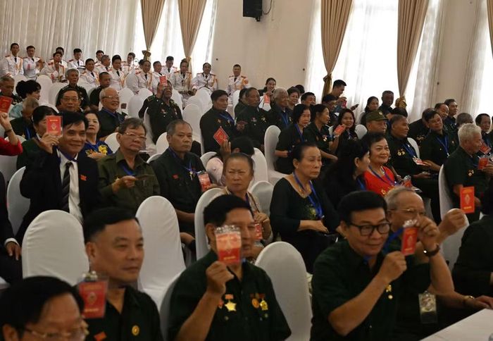 Các đại biểu biểu quyết thông qua Nghị quyết Đại hội. (Ảnh: THÁI HƯNG)