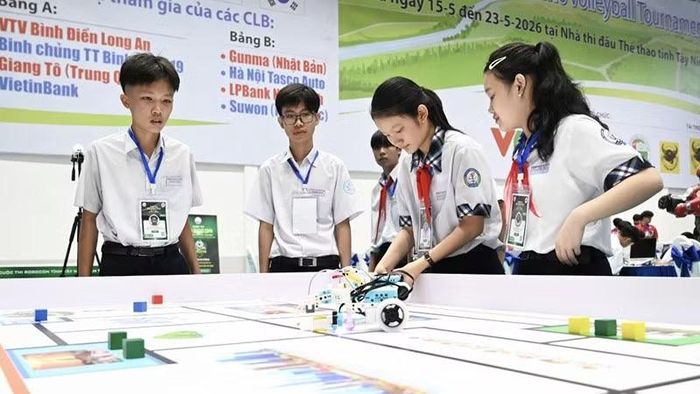Các đội thi trực tiếp vận hành robot trên sa bàn. (Ảnh: Ban tổ chức)