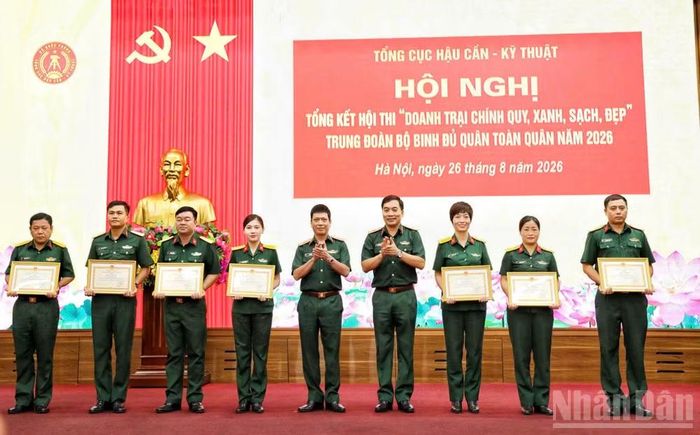 Trao Bằng khen của Tổng cục Hậu cần-Kỹ thuật cho các cá nhân có thành tích xuất sắc trong hội thi. (Ảnh: TIẾN DŨNG)