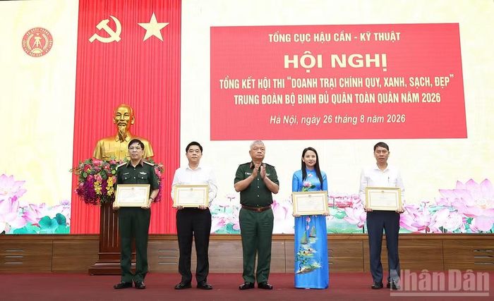 Thượng tướng Nguyễn Quang Ngọc trao Bằng khen của Bộ Quốc phòng tặng các tập thể có thành tích xuất sắc trong tổ chức, tham mưu, bảo đảm, phục vụ cho hội thi. (Ảnh: QUỲNH HƯƠNG)