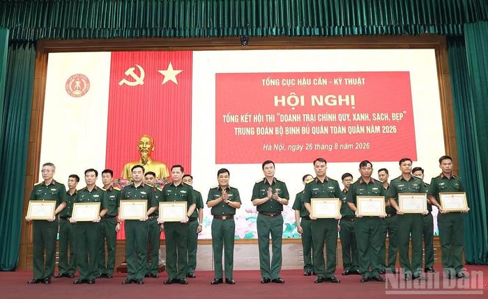 Thủ trưởng Tổng cục Hậu cần-Kỹ thuật trao Bằng khen của Tổng cục Hậu cần-Kỹ thuật cho các tập thể có thành tích xuất sắc trong hội thi. (Ảnh: QUỲNH HƯƠNG)