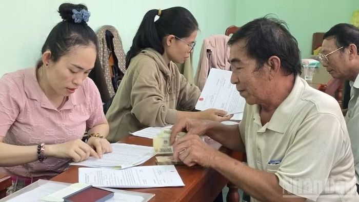 Nhiều hộ dân có đất nằm trong diện thu hồi đã hoàn tất hồ sơ và nhận kinh phí bồi thường tại địa phương. (Ảnh: NGUYỄN TRUNG)