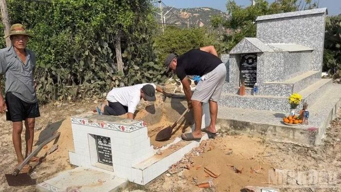 Nhiều hộ dân đã bốc mộ và bàn giao mặt bằng. (Ảnh: CÔNG BÌNH)