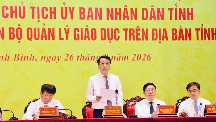 Đồng chí Nguyễn Thanh Bình, Phó Bí thư Tỉnh ủy, Chủ tịch Ủy ban nhân dân tỉnh Ninh Bình điều hành tại hội nghị. (Ảnh: ĐỨC LAM)