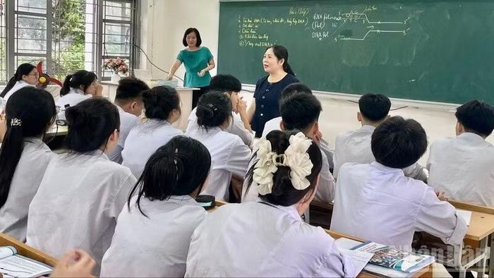 Cô giáo Lục Thúy Hằng, Bí thư Đảng ủy, Hiệu trưởng Trường phổ thông vùng cao Việt Bắc động viên học sinh lớp 12 vượt khó học tốt. (Ảnh: THẾ BÌNH)