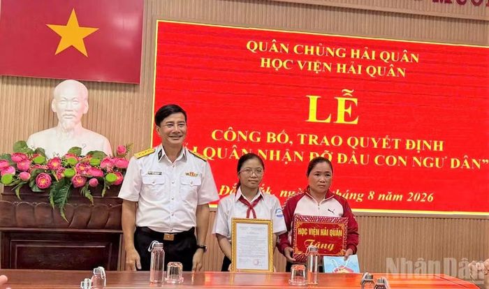 Đại tá Hồ Thanh Hòa, Phó Giám đốc Học viện trao quyết định và tặng quà cho gia đình cháu Nguyễn Thị Tuyết Linh.
