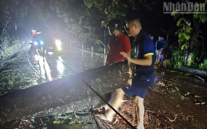 Tại Km2+400, Quốc lộ 6B thuộc bản Sen To, xã Chiềng La, huyện Thuận Châu cũ cũng đã được thông tuyến do trước đó cây đổ và đất đá tràn ra đường. (Ảnh: XUÂN HỒNG)