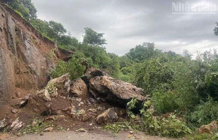 Do mưa kéo dài đã gây sạt lở tại Km17+300 tuyến chính Tà Làng-Cò Nò trên tuyến Quốc lộ 6C. (Ảnh: XUÂN HỒNG)