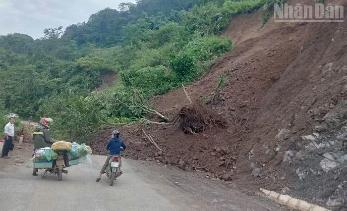 Sạt lở tại Km17+800, nhánh Vân Hồ-Quang Minh thuộc đường tỉnh 101, địa phận bản Suối Ngõa, xã Đoàn Kết, huyện Vân Hồ cũ. (Ảnh: XUÂN HỒNG)