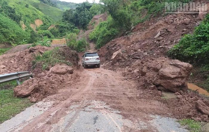 Các đơn vị đã khẩn trương xử lý đoạn sạt lở và đã thông tuyến tại Km3+620, đường tỉnh 106, đoạn qua xã Mường Giôn. (Ảnh: XUÂN HỒNG)