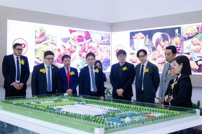 Đại biểu tham quan mô hình tổ hợp CPV Food Bình Phước. (Ảnh: C.P. Việt Nam)