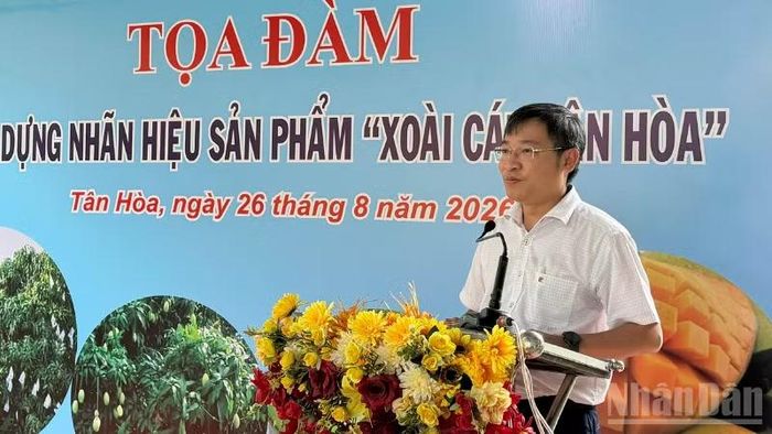 Ông Lê Hoàng Xuyên, Bí thư Đảng ủy xã Tân Hòa phát biểu tại tọa đàm. (Ảnh: VĂN ÚT)