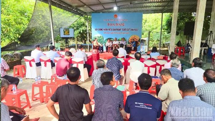 Quang cảnh buổi tọa đàm. (Ảnh: VĂN ÚT)