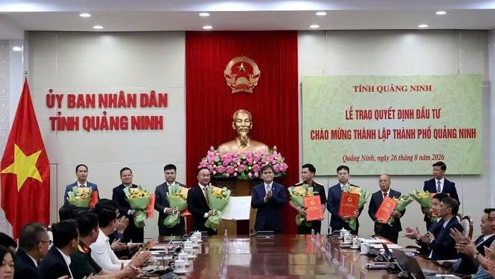 Chủ tịch Ủy ban nhân dân tỉnh Quảng Ninh Bùi Văn Khắng trao quyết định đầu tư cho các doanh nghiệp. (Ảnh: QUANG THỌ)