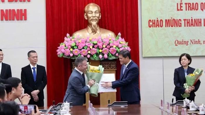 Chủ tịch Ủy ban nhân dân tỉnh Quảng Ninh Bùi Văn Khắng trao quyết định đầu tư cho các doanh nghiệp. (Ảnh: QUANG THỌ)