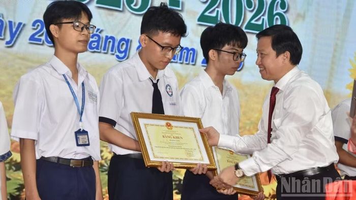 Giám đốc Sở Giáo dục và Đào tạo tỉnh Đồng Tháp Lê Quang Trí trao Bằng khen của Bộ Giáo dục và Đào tạo cho các học sinh đạt giải Nhì, Ba tại Kỳ thi chọn học sinh giỏi cấp quốc gia năm 2026.