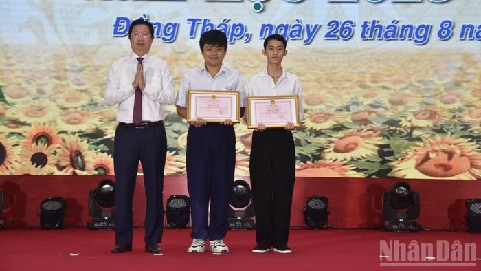 Đồng chí Huỳnh Minh Tuấn trao Bằng khen cho 2 học sinh đồng thủ khoa tại Kỳ thi tốt nghiệp trung học phổ thông năm 2026.