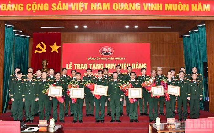 Các đại biểu chụp ảnh chung tại buổi lễ. (Ảnh: TUẤN DŨNG)