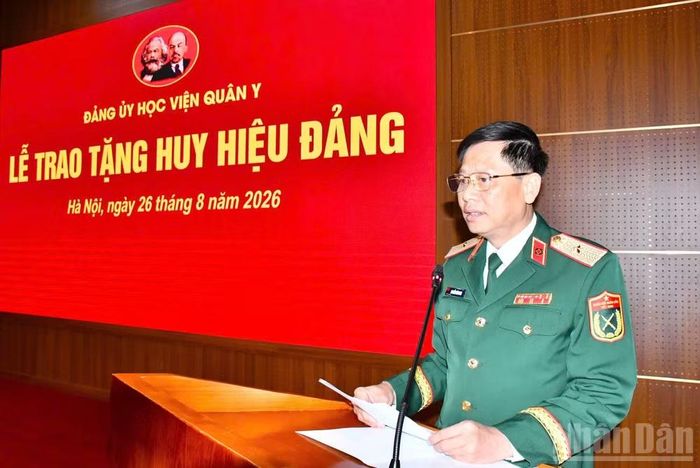 Thiếu tướng, Phó Giáo sư, Tiến sĩ Nguyễn Văn Nam, Ủy viên Ban thường vụ Đảng ủy, Phó Chính ủy Học viện Quân y phát biểu tại buổi lễ. (Ảnh: TUẤN DŨNG)