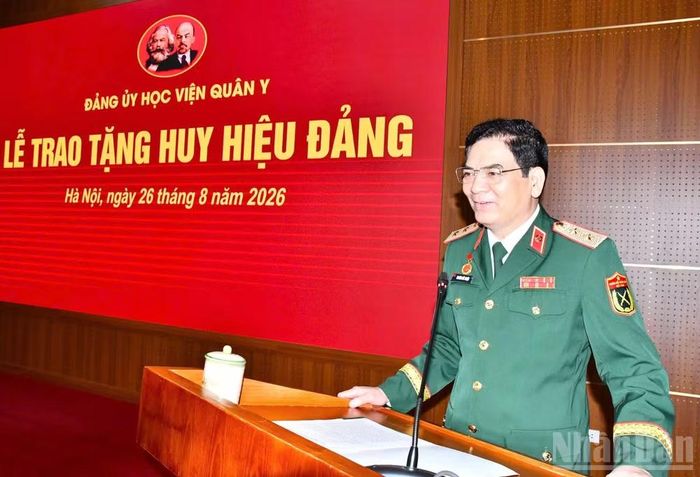 Trung tướng, Phó Giáo sư, Tiến sĩ Nghiêm Đức Thuận, Bí thư Đảng ủy, Chính ủy Học viện Quân y thay mặt các đảng viên nhận Huy hiệu 35 năm tuổi Đảng phát biểu tại buổi lễ. (Ảnh: TUẤN DŨNG)