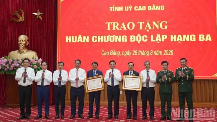 Đại tướng Phan Văn Giang và các đại biểu trao Huân chương Độc lập hạng Ba cho 2 đồng chí nguyên lãnh đạo tỉnh Cao Bằng.
