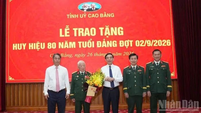Đại tướng Phan Văn Giang và các đại biểu dự buổi lễ chúc mừng đảng viên lão thành Nguyễn Khánh Trung.