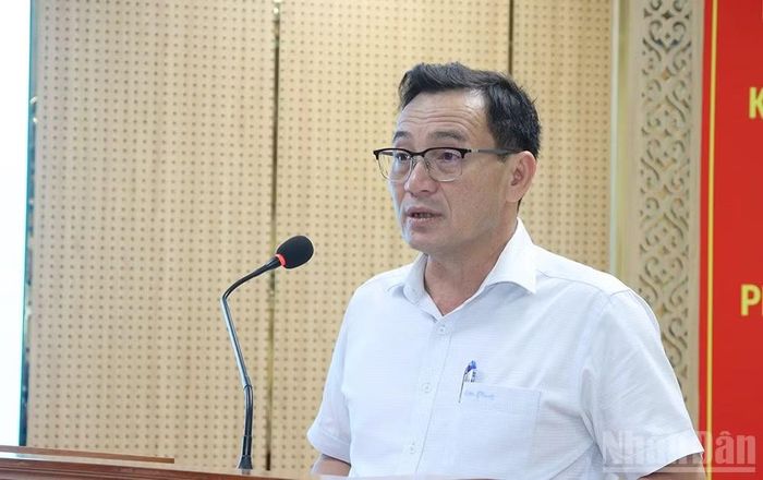 Chủ tịch Liên đoàn Lao động tỉnh Quảng Ngãi Đinh Quốc Tuấn phát biểu tại hội nghị ký kết. (Ảnh: HIỂN CỪ)