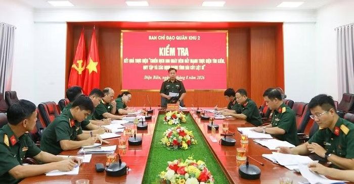 Thiếu tướng Nguyễn Ngọc Ngân, phát biểu tại buổi làm việc với Ban Chỉ đạo tìm kiếm, quy tập và xác định danh tính hài cốt liệt sĩ kiểm tra kết quả thực hiện Chiến dịch 500 ngày đêm tỉnh Điện Biên. (Ảnh: LÊ LAN)