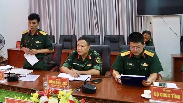 Đại tá Vương Đình Hòa, Chính ủy Bộ Chỉ huy Quân sự tỉnh Điện Biên báo cáo Thiếu tướng Nguyễn Ngọc Ngân và đoàn công tác tiến độ thực hiện Chiến dịch 500 ngày đêm của tỉnh Điện Biên. (Ảnh: LÊ LAN)