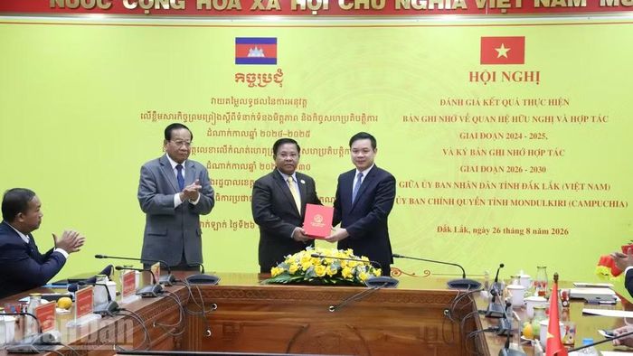 Chủ tịch Ủy ban nhân dân tỉnh Đắk Lắk Đỗ Hữu Huy tặng quà cho lãnh đạo tỉnh Mondulkiri. (Ảnh: CÔNG LÝ).