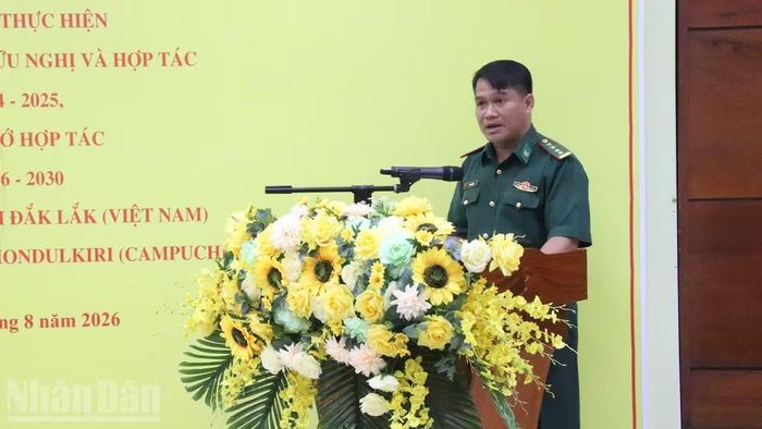 Đại tá Rơ Lan Ngân, Phó Chính ủy Bộ đội Biên phòng tỉnh Đắk Lắk trao đổi tại hội nghị. (Ảnh: CÔNG LÝ)