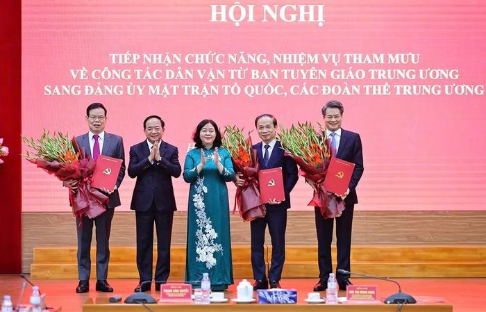 Các đồng chí Bùi Thị Minh Hoài, Trịnh Văn Quyết (lần lượt thứ 3 và 4 từ phải sang) trao quyết định, tặng hoa chúc mừng ba Phó Bí thư chuyên trách Đảng ủy Mặt trận Tổ quốc, các đoàn thể Trung ương nhiệm kỳ 2025-2030. (Ảnh: MINH ĐỨC)