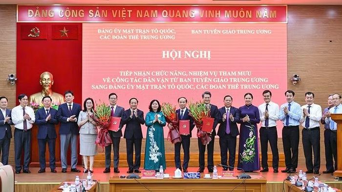 Các đồng chí lãnh đạo Đảng ủy Mặt trận Tổ quốc, các đoàn thể Trung ương và Ban Tuyên giáo Trung ương tặng hoa chúc mừng ba đồng chí Phó Bí thư chuyên trách Đảng ủy Mặt trận Tổ quốc, các đoàn thể Trung ương nhiệm kỳ 2025-2030. (Ảnh: MINH ĐỨC)