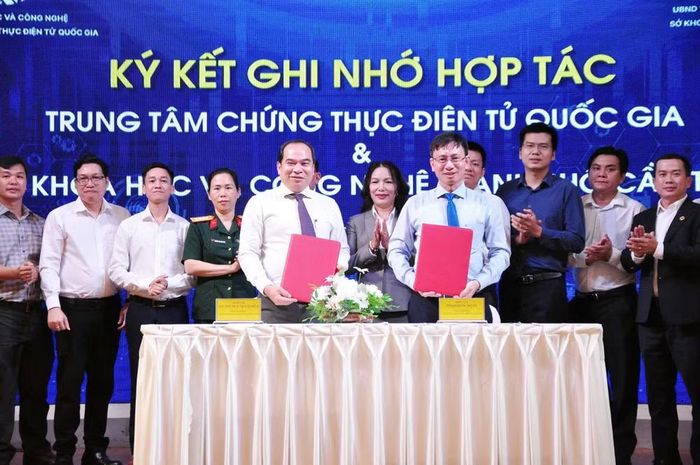 Lễ ký kết Biên bản ghi nhớ hợp tác (MOU) giữa Trung tâm Chứng thực điện tử quốc gia và Sở Khoa học và Công nghệ thành phố Cần Thơ. (Ảnh: THẢO ANH)