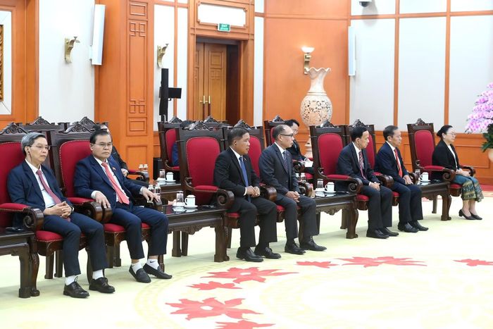 Các đại biểu Lào tham dự cuộc tiếp.