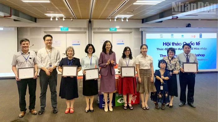 Bà Pauline Tamesis, Điều phối viên thường trú Liên hợp quốc tại Việt Nam trao tặng Bằng khen ghi nhận những đóng góp của các cá nhân và tổ chức cho Dự án chung của Liên hợp quốc về hòa nhập người khuyết tật (2022-2026). (Ảnh: KIỀU GIANG)