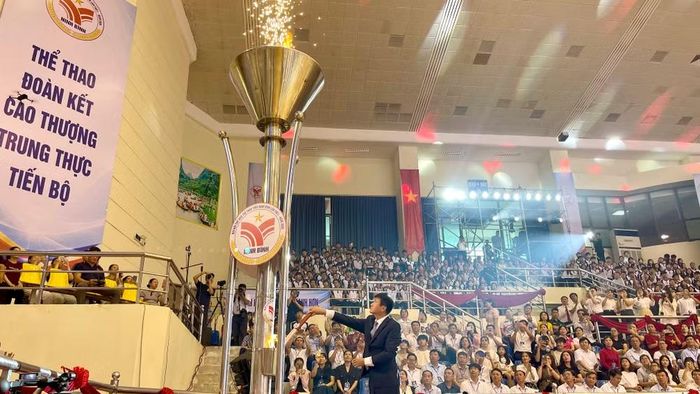 Ngọn lửa sẽ cháy trong suốt những ngày diễn ra Đại hội, tiếp thêm khí thế, cổ vũ các vận động viên thi đấu.(Ảnh: YẾN TRINH)