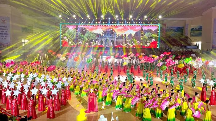 Chương trình nghệ thuật đặc sắc với chủ đề "Ninh Bình hội tụ sức mạnh, vươn tầm tương lai" tại buổi lễ.(Ảnh: YẾN TRINH)