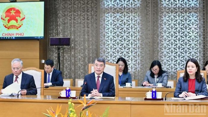 Thủ tướng Lê Minh Hưng đề nghị các bộ, ngành hai nước tiếp tục cụ thể hóa những cam kết, thỏa thuận cấp cao đạt được trong chuyến thăm của Tổng Bí thư, Chủ tịch nước Tô Lâm. (Ảnh: THANH GIANG)