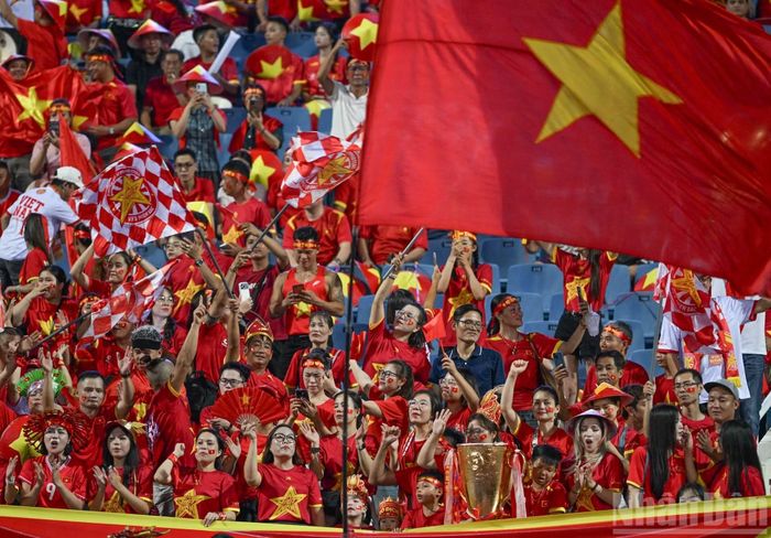Người hâm mộ giơ cao quốc kỳ Việt Nam trên khán đài Mỹ Đình.