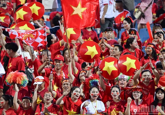 Các cổ động viên cùng hát vang những bài hát cổ vũ, tiếp thêm sức mạnh cho thầy trò huấn luyện viên Kim Sang Sik.