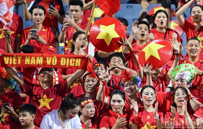 Cổ động viên nhiệt tình cổ vũ đội tuyển Việt Nam trong cuộc đối đầu quyết định với Thái Lan.