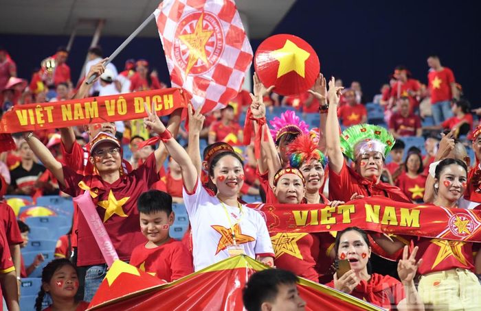 Những chiếc nón cờ đỏ sao vàng nổi bật trên khán đài sân Mỹ Đình trước giờ bóng lăn.