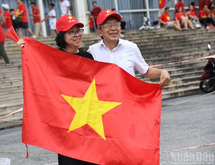Từ nhiều giờ trước trận đấu, người hâm mộ đã tập trung đông bên ngoài sân vận động quốc gia Mỹ Đình, tạo nên không khí sôi động trước giờ bóng lăn.