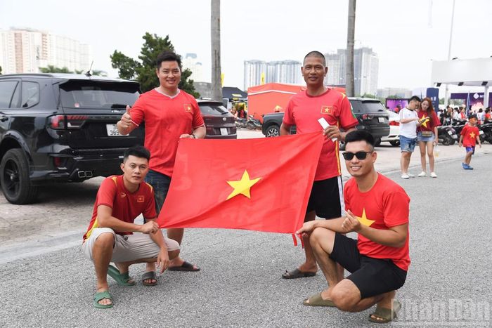 Một nhóm bạn cùng diện trang phục mang màu cờ Tổ quốc, háo hức đến sân cổ vũ đội tuyển Việt Nam.