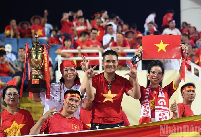 Các cổ động viên tạo nên bầu không khí sôi động bằng cờ, băng-rôn và những tiếng hò reo dành cho đội tuyển Việt Nam.