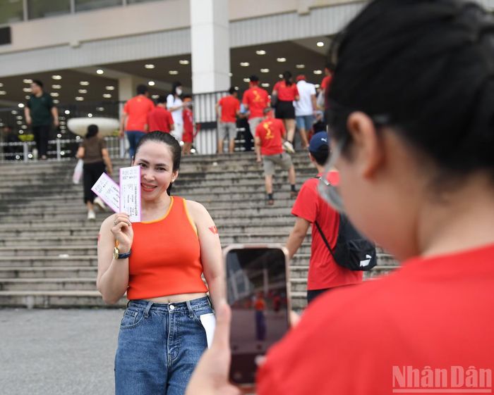 Niềm hạnh phúc khi có được tấm vé để chứng kiến đội tuyển Việt Nam làm nên lịch sử.
