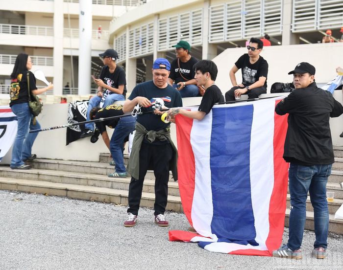 Cổ động viên Thái Lan có mặt tại sân Mỹ Đình để tiếp sức cho đội khách trong trận chung kết lượt về.